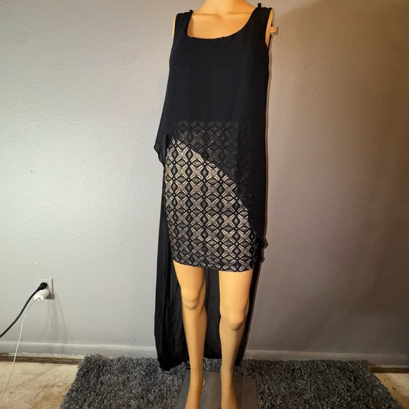 Chic Black High-Low Dress with Patterned Overlay - Picture 1 of 6